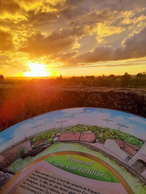 Du Haut Des Remparts Brigueuil Buitenkant foto